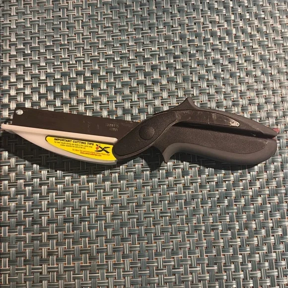 Clever Cutter 2-in-1 Cutting Board scissors - Picture 2 of 5
